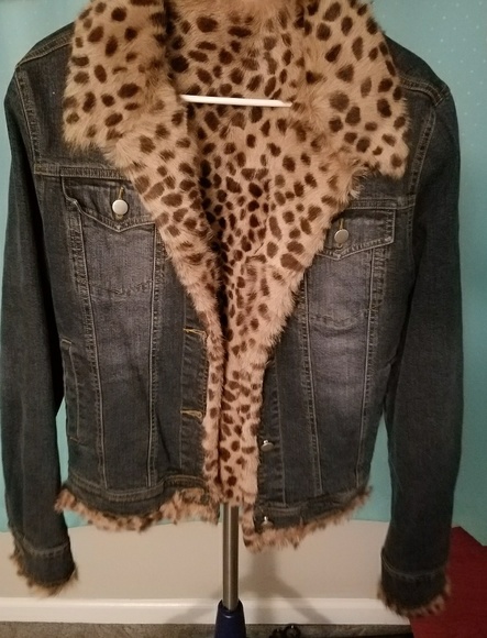 Amazing Faux Fur lined jean jacket! 🤩 - Picture 5 of 7
